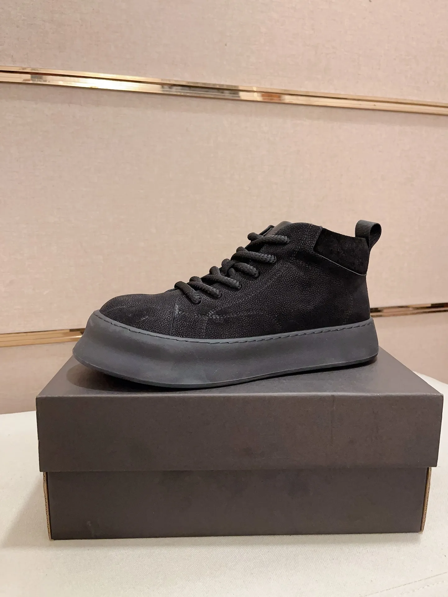 Factory price: 740💰North American men's shoes Ugg ☃️In the special sale of new high-quality men's shoes snow boots in autumn and winter, the nemesis of extreme cold weather! Made of cowhide leather, merino wool lining, and original outsole, whether driving, outdoor or daily wear, there is always one that suits you! Code number 39-44